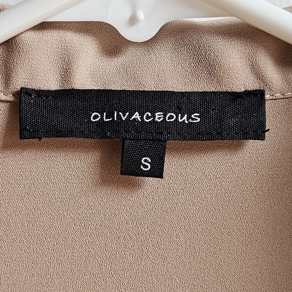 Olivaceous Collared V-Neck Blouse in Women's Small - Picture 8 of 16
